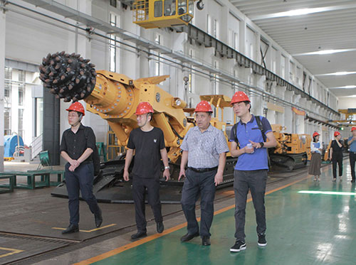 貴陽(yáng)綜合保稅區(qū)領(lǐng)導(dǎo)一行走訪上海創(chuàng)力集團(tuán)考察指導(dǎo)(圖2)