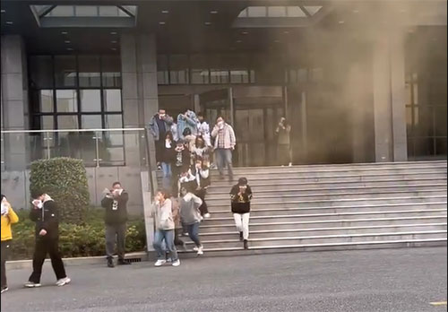 開(kāi)展應(yīng)急演練? 強(qiáng)化應(yīng)急安全處置能力——上海創(chuàng)力集團(tuán)開(kāi)展消防演習(xí)活動(dòng)(圖1)