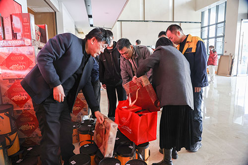 共度美好新春！上海創(chuàng)力集團為全體員工發(fā)放年貨大禮包(圖1)